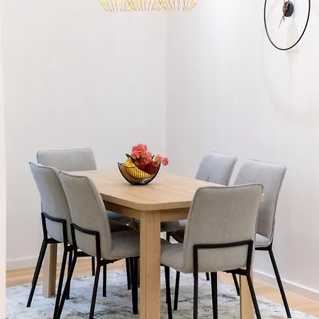 Old Town Heaven 3-bedroom With Balcony *