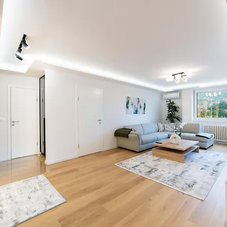 Old Town Heaven 3-bedroom With Balcony