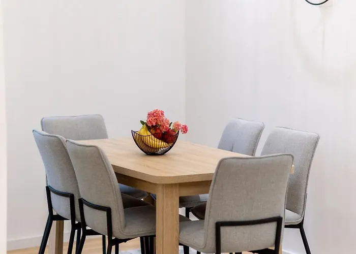 Old Town Heaven 3-bedroom With Balcony *